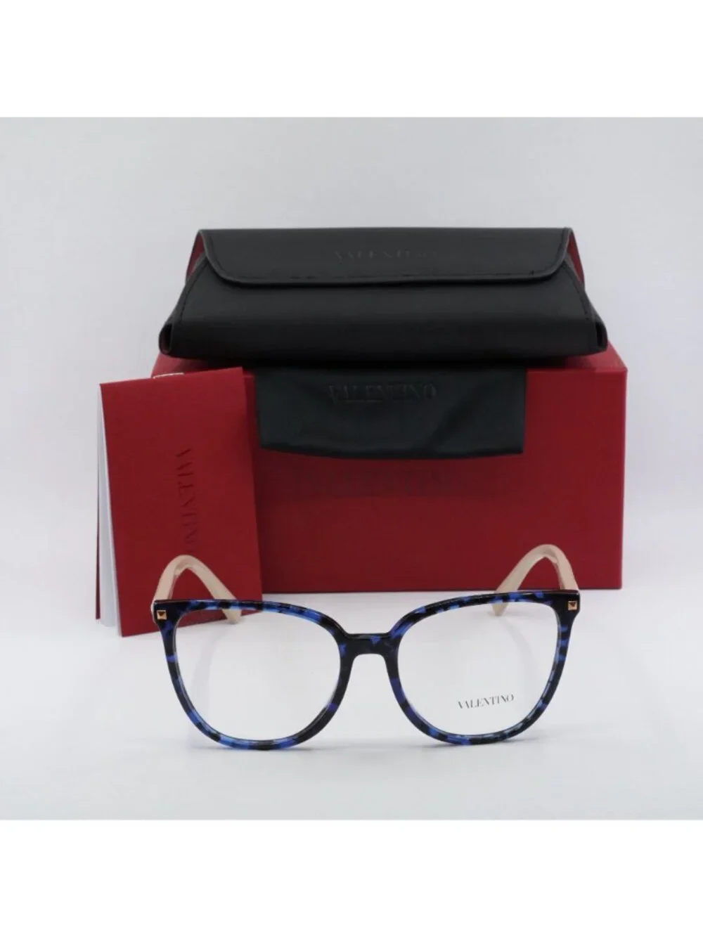 Valentino model va3059
